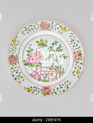 Unknown (n. - d.), Plate with pink Japanese bridge, pink peonies and bamboo. Porcelain, polychrome enamels. Petit Palais, Museum of Fine Arts of the City of Paris. Stock Photo