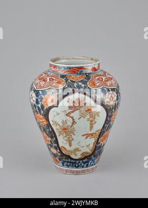 Arita (Ceramic Production Center) (n. - D.), Pot covered with imari decor. Porcelain, polychrome enamels. Petit Palais, Museum of Fine Arts of the City of Paris. Stock Photo