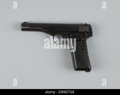 National Factory of Herstal (FN), Pistole 626 (B) - With Waffenamt 140 markings - Semi -automatic pistol Browning Model 1910/1922 (19015c) (attributed title), 1940. Bronzé metal, ebonite (vulcanized rubber). General Leclerc Museum of the Liberation of Paris - Jean Moulin Museum. Stock Photo