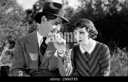 IT HAPPENED ONE NIGHT  1934 Columbia Pictures film with Claudette Colbert as heiress Ellie Andrews and Clark Gable as Peter Warne, a recently fired newspaper reporter Stock Photo