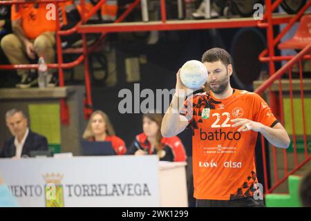 Torrelavega, Spain, 17th February, 2024: The Bathco BM. Torrelavega player, Pablo Paredes (22) with the ball during the 18th matchday of the Plenitude League between Bathco BM. Torrelavega and Barça, on February 17, 2024, at the Vicente Trueba Municipal Pavilion in Torrelavega, Spain. Credit: Alberto Brevers / Alamy Live News. Stock Photo