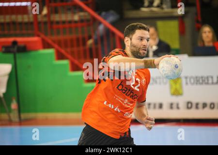 Torrelavega, Spain, 17th February, 2024: The Bathco BM. Torrelavega player, Pablo Paredes (22) with the ball during the 18th matchday of the Plenitude League between Bathco BM. Torrelavega and Barça, on February 17, 2024, at the Vicente Trueba Municipal Pavilion in Torrelavega, Spain. Credit: Alberto Brevers / Alamy Live News. Stock Photo