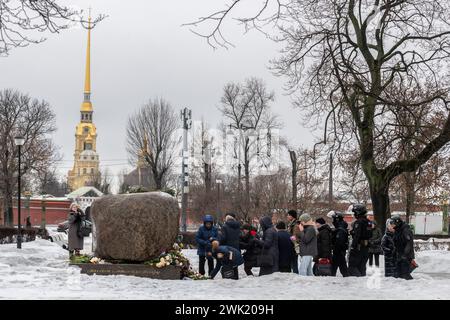 St. Petersburg, Russia. 17th Feb, 2024. People gather at a monument to victims of political repression to honor the memory of Russian opposition leader Alexei Navalny a day after news of his death, in St. Petersburg. Credit: SOPA Images Limited/Alamy Live News Stock Photo