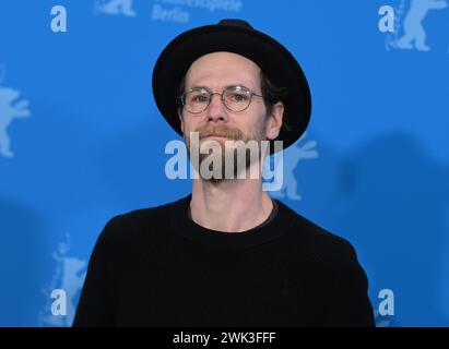 Berlin, Germany. 18th Feb, 2024. Actor Robert Gwisdek during the photocall for the film 'Sterben' (Competition section). The 74th Berlin International Film Festival will take place from February 15 to 25, 2024. Credit: Jens Kalaene/dpa/Alamy Live News Stock Photo