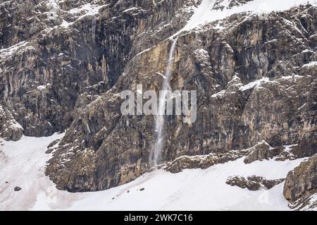 Spontaneous snow avalanches on the cliffs of the white Cirque de Gavarnie in late winter (Gavarnie, Hautes Pyrénées, Occitania, France) Stock Photo
