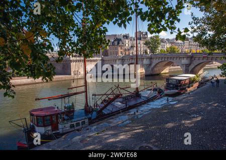 Boats on the Seine near Pont Neuf looking towards Ile de la Cite, Paris, France Stock Photo