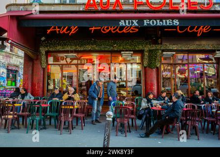 Paris, France, Medium Crowd People Sharing Drinks, French Cafe Terrace, 'Aux Folies', Belleville, Street Scene, Front Stock Photo