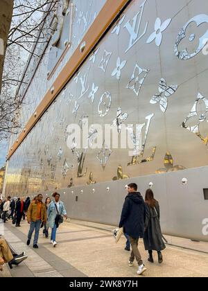 Paris, France, Crowd of People Walking, on Street Scenes, Avenue Champs-Elysees, Louis Vuitton, LVMH, Luxury Clothing Store Front Stock Photo