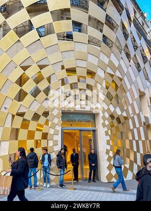 Paris, France, Crowd of People Walking, on Street Scenes, Avenue Champs-Elysees, Louis Vuitton, LVMH, Luxury Clothing Store Front exclusive Stock Photo