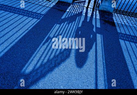 Ein ungutes Gefühl bleibt. Eine Frau , abends , alleine unterwegs. Bad Reichenhall Bayern Deutschland *** An uneasy feeling remains A woman , in the evening , alone on the road Bad Reichenhall Bavaria Germany Copyright: xRolfxPossx Stock Photo