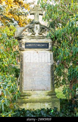 Trinitatisfriedhof Der Trinitatisfriedhof im Dresdner Stadtteil Johannstadt gehört neben dem Eliasfriedhof zu den ursprünglich als Seuchenfriedhof angelegten Begräbnisstätten der Stadt. Er zählt aufgrund der künstlerischen Gestaltung zu den stadtgeschichtlich und kulturhistorisch bedeutendsten Friedhöfen Dresdens und ist der fünftgrößte Friedhof der Stadt. Grabstätte von Nostitz-Wallwitz Dresden Sachsen Deutschland *** Trinitatisfriedhof The Trinitatisfriedhof in Dresdens Johannstadt district is one of the citys burial grounds originally laid out as an epidemic cemetery alongside the Eliasfrie Stock Photo