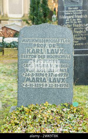 Trinitatisfriedhof Der Trinitatisfriedhof im Dresdner Stadtteil Johannstadt gehört neben dem Eliasfriedhof zu den ursprünglich als Seuchenfriedhof angelegten Begräbnisstätten der Stadt. Er zählt aufgrund der künstlerischen Gestaltung zu den stadtgeschichtlich und kulturhistorisch bedeutendsten Friedhöfen Dresdens und ist der fünftgrößte Friedhof der Stadt. Grabstätte Karl Laux Rektor der Musikhochschule. Dresden Sachsen Deutschland *** Trinitatisfriedhof The Trinitatisfriedhof in Dresdens Johannstadt district is one of the citys burial grounds originally laid out as an epidemic cemetery alongs Stock Photo