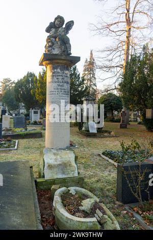 Trinitatisfriedhof Der Trinitatisfriedhof im Dresdner Stadtteil Johannstadt gehört neben dem Eliasfriedhof zu den ursprünglich als Seuchenfriedhof angelegten Begräbnisstätten der Stadt. Er zählt aufgrund der künstlerischen Gestaltung zu den stadtgeschichtlich und kulturhistorisch bedeutendsten Friedhöfen Dresdens und ist der fünftgrößte Friedhof der Stadt. Dresden Sachsen Deutschland *** Trinitatisfriedhof The Trinitatisfriedhof in Dresdens Johannstadt district is one of the citys burial grounds originally laid out as an epidemic cemetery alongside the Eliasfriedhof It is one of Dresdens most Stock Photo