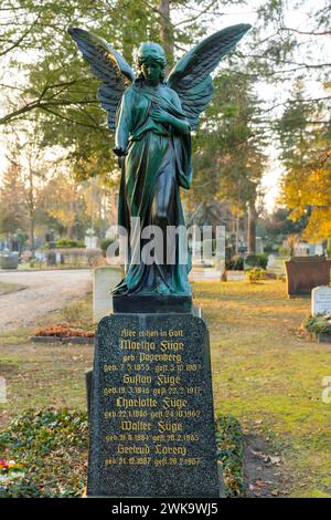 Trinitatisfriedhof Der Trinitatisfriedhof im Dresdner Stadtteil Johannstadt gehört neben dem Eliasfriedhof zu den ursprünglich als Seuchenfriedhof angelegten Begräbnisstätten der Stadt. Er zählt aufgrund der künstlerischen Gestaltung zu den stadtgeschichtlich und kulturhistorisch bedeutendsten Friedhöfen Dresdens und ist der fünftgrößte Friedhof der Stadt. Grab Familie Füge. Dresden Sachsen Deutschland *** Trinitatisfriedhof The Trinitatisfriedhof in Dresdens Johannstadt district is one of the citys burial grounds originally laid out as an epidemic cemetery alongside the Eliasfriedhof It is on Stock Photo