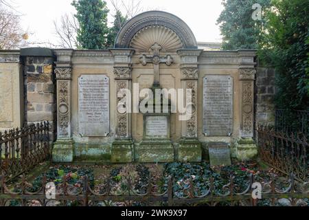 Trinitatisfriedhof Der Trinitatisfriedhof im Dresdner Stadtteil Johannstadt gehört neben dem Eliasfriedhof zu den ursprünglich als Seuchenfriedhof angelegten Begräbnisstätten der Stadt. Er zählt aufgrund der künstlerischen Gestaltung zu den stadtgeschichtlich und kulturhistorisch bedeutendsten Friedhöfen Dresdens und ist der fünftgrößte Friedhof der Stadt. Grabstätte Familie Seidel. Dresden Sachsen Deutschland *** Trinitatisfriedhof The Trinitatisfriedhof in Dresdens Johannstadt district is one of the citys burial grounds originally laid out as an epidemic cemetery alongside the Eliasfriedhof Stock Photo