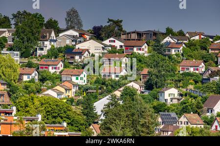 Im Schaffhauser Quartier Buchtthalen stehen zahlreiche Einfamilienhäuser. (Schaffhausen, Schweiz, 16.06.2023) Stock Photo