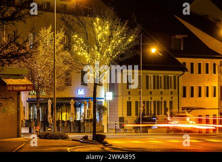Die Weihnachtsbeleuchtung aus LED-Lichtern bei der Bahnhofstrasse in Bülach, sowie die Natriumdampflampe mit dem dafür typischen Orange als Strassenbe Stock Photo