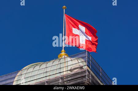 Eine Schweizer Fahne weht auf dem Bundeshaus im Wind. (Bern, Schweiz, 03.08.2023) Stock Photo