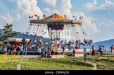 Ein Karussell im Flughafenpark oberhalb des Circle. Die Festbesucher vergnügen sich am Flughafenfest zum 75. Geburtstag des Flughafen Zürich. (Zürich, Stock Photo