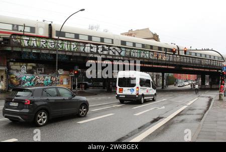 Die Sternbrücke an der Straßenkreuzung Max-Brauer-Allee/Stresemannstraße. Die denkmalgeschützte Brücke soll durch eine 108 Meter lange und 21 Meter hohe Stabbogenbrücke ohne Stützen im darunterliegenden Straßenbereich ersetzt werden. Dafür müssen einige Gebäude abgerissen sowie Bäume gefällt werden. Dagegen regt sich Protest. Altona Hamburg *** The Sternbrücke bridge at the Max Brauer Allee Stresemannstraße intersection The listed bridge is to be replaced by a 108-metre-long and 21-metre-high tied-arch bridge without supports in the street area below This will require the demolition of several Stock Photo