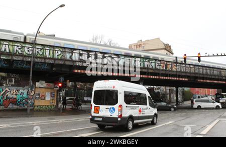 Die Sternbrücke an der Straßenkreuzung Max-Brauer-Allee/Stresemannstraße. Die denkmalgeschützte Brücke soll durch eine 108 Meter lange und 21 Meter hohe Stabbogenbrücke ohne Stützen im darunterliegenden Straßenbereich ersetzt werden. Dafür müssen einige Gebäude abgerissen sowie Bäume gefällt werden. Dagegen regt sich Protest. Altona Hamburg *** The Sternbrücke bridge at the Max Brauer Allee Stresemannstraße intersection The listed bridge is to be replaced by a 108-metre-long and 21-metre-high tied-arch bridge without supports in the street area below This will require the demolition of several Stock Photo