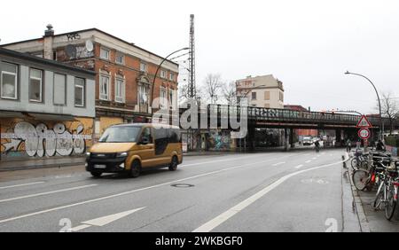 Die Sternbrücke an der Straßenkreuzung Max-Brauer-Allee/Stresemannstraße. Die denkmalgeschützte Brücke soll durch eine 108 Meter lange und 21 Meter hohe Stabbogenbrücke ohne Stützen im darunterliegenden Straßenbereich ersetzt werden. Dafür müssen einige Gebäude abgerissen sowie Bäume gefällt werden. Dagegen regt sich Protest. Altona Hamburg *** The Sternbrücke bridge at the Max Brauer Allee Stresemannstraße intersection The listed bridge is to be replaced by a 108-metre-long and 21-metre-high tied-arch bridge without supports in the street area below This will require the demolition of several Stock Photo