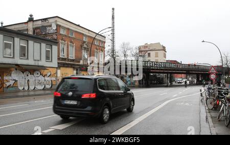 Die Sternbrücke an der Straßenkreuzung Max-Brauer-Allee/Stresemannstraße. Die denkmalgeschützte Brücke soll durch eine 108 Meter lange und 21 Meter hohe Stabbogenbrücke ohne Stützen im darunterliegenden Straßenbereich ersetzt werden. Dafür müssen einige Gebäude abgerissen sowie Bäume gefällt werden. Dagegen regt sich Protest. Altona Hamburg *** The Sternbrücke bridge at the Max Brauer Allee Stresemannstraße intersection The listed bridge is to be replaced by a 108-metre-long and 21-metre-high tied-arch bridge without supports in the street area below This will require the demolition of several Stock Photo