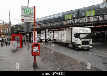 Die Sternbrücke an der Straßenkreuzung Max-Brauer-Allee/Stresemannstraße. Die denkmalgeschützte Brücke soll durch eine 108 Meter lange und 21 Meter hohe Stabbogenbrücke ohne Stützen im darunterliegenden Straßenbereich ersetzt werden. Dafür müssen einige Gebäude abgerissen sowie Bäume gefällt werden. Dagegen regt sich Protest. Altona Hamburg *** The Sternbrücke bridge at the Max Brauer Allee Stresemannstraße intersection The listed bridge is to be replaced by a 108-metre-long and 21-metre-high tied-arch bridge without supports in the street area below This will require the demolition of several Stock Photo