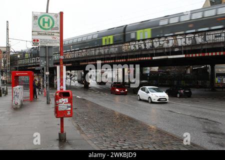 Die Sternbrücke an der Straßenkreuzung Max-Brauer-Allee/Stresemannstraße. Die denkmalgeschützte Brücke soll durch eine 108 Meter lange und 21 Meter hohe Stabbogenbrücke ohne Stützen im darunterliegenden Straßenbereich ersetzt werden. Dafür müssen einige Gebäude abgerissen sowie Bäume gefällt werden. Dagegen regt sich Protest. Altona Hamburg *** The Sternbrücke bridge at the Max Brauer Allee Stresemannstraße intersection The listed bridge is to be replaced by a 108-metre-long and 21-metre-high tied-arch bridge without supports in the street area below This will require the demolition of several Stock Photo