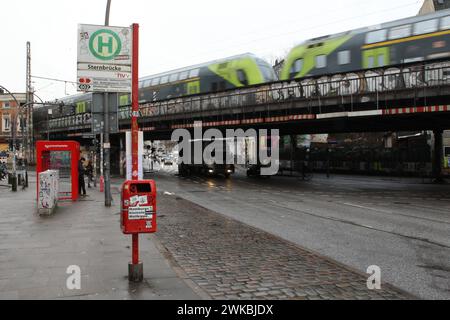 Die Sternbrücke an der Straßenkreuzung Max-Brauer-Allee/Stresemannstraße. Die denkmalgeschützte Brücke soll durch eine 108 Meter lange und 21 Meter hohe Stabbogenbrücke ohne Stützen im darunterliegenden Straßenbereich ersetzt werden. Dafür müssen einige Gebäude abgerissen sowie Bäume gefällt werden. Dagegen regt sich Protest. Altona Hamburg *** The Sternbrücke bridge at the Max Brauer Allee Stresemannstraße intersection The listed bridge is to be replaced by a 108-metre-long and 21-metre-high tied-arch bridge without supports in the street area below This will require the demolition of several Stock Photo