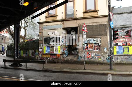 Geschlossener Musikclub an der Sternbrücke an der Straßenkreuzung Max-Brauer-Allee/Stresemannstraße. Die denkmalgeschützte Brücke soll durch eine 108 Meter lange und 21 Meter hohe Stabbogenbrücke ohne Stützen im darunterliegenden Straßenbereich ersetzt werden. Dafür müssen einige Gebäude abgerissen sowie Bäume gefällt werden. Dagegen regt sich Protest. Altona Hamburg *** Closed music club at the Sternbrücke bridge at the Max Brauer Allee Stresemannstraße intersection The listed bridge is to be replaced by a 108-metre-long and 21-metre-high tied-arch bridge without supports in the street area b Stock Photo