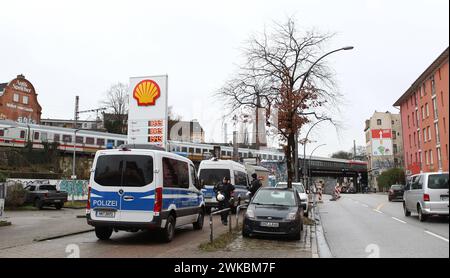 Die Sternbrücke an der Straßenkreuzung Max-Brauer-Allee/Stresemannstraße. Die denkmalgeschützte Brücke soll durch eine 108 Meter lange und 21 Meter hohe Stabbogenbrücke ohne Stützen im darunterliegenden Straßenbereich ersetzt werden. Dafür müssen einige Gebäude abgerissen sowie Bäume gefällt werden. Dagegen regt sich Protest. Altona Hamburg *** The Sternbrücke bridge at the Max Brauer Allee Stresemannstraße intersection The listed bridge is to be replaced by a 108-metre-long and 21-metre-high tied-arch bridge without supports in the street area below This will require the demolition of several Stock Photo