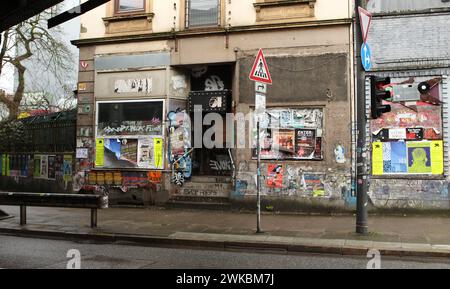 Geschlossener Musikclub an der Sternbrücke an der Straßenkreuzung Max-Brauer-Allee/Stresemannstraße. Die denkmalgeschützte Brücke soll durch eine 108 Meter lange und 21 Meter hohe Stabbogenbrücke ohne Stützen im darunterliegenden Straßenbereich ersetzt werden. Dafür müssen einige Gebäude abgerissen sowie Bäume gefällt werden. Dagegen regt sich Protest. Altona Hamburg *** Closed music club at the Sternbrücke bridge at the Max Brauer Allee Stresemannstraße intersection The listed bridge is to be replaced by a 108-metre-long and 21-metre-high tied-arch bridge without supports in the street area b Stock Photo