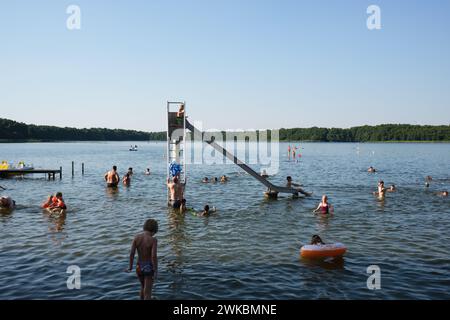 Riesiger Badespass im Sommer auf einer Rutsche im Strandbad bei Berlin Stock Photo