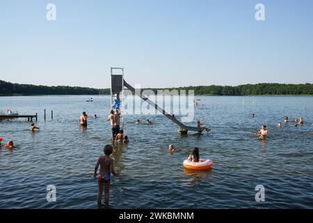 Riesiger Badespass im Sommer auf einer Rutsche im Strandbad bei Berlin Stock Photo