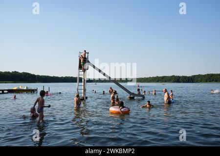 Riesiger Badespass im Sommer auf einer Rutsche im Strandbad bei Berlin Stock Photo