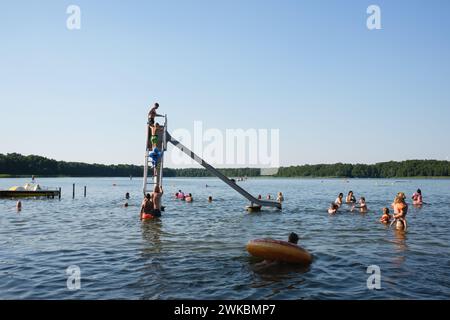 Riesiger Badespass im Sommer auf einer Rutsche im Strandbad bei Berlin Stock Photo