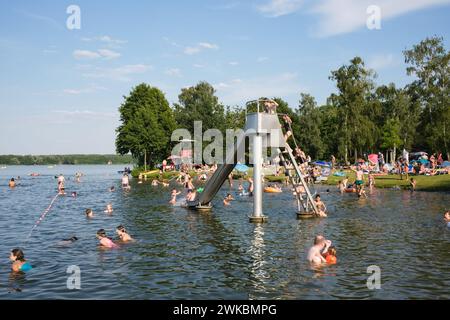 Riesiger Badespass im Sommer auf einer Rutsche im Strandbad bei Berlin Stock Photo