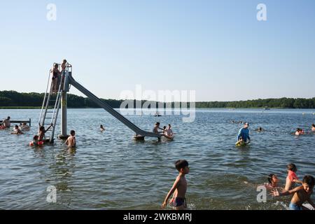 Riesiger Badespass im Sommer auf einer Rutsche im Strandbad bei Berlin Stock Photo