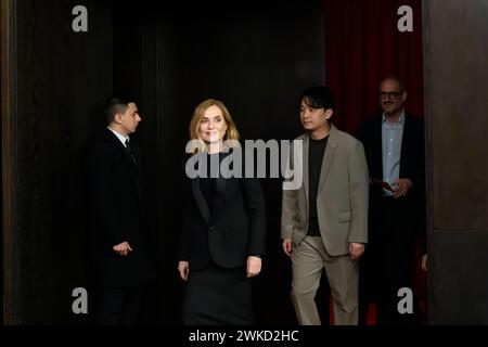 Isabelle Huppert und Ha Seongguk bei der Pressekonferenz zum Film YEOHAENGJAUI PILYO, A TRAVELERS NEEDS von Hong Sangsoo bei der Berlinale im Hyatt. Pressekonferenz *** Isabelle Huppert and Ha Seongguk at the press conference for the film YEOHAENGJAUI PILYO, A TRAVELERS NEEDS by Hong Sangsoo at the Berlinale in the Hyatt Press Conference Stock Photo