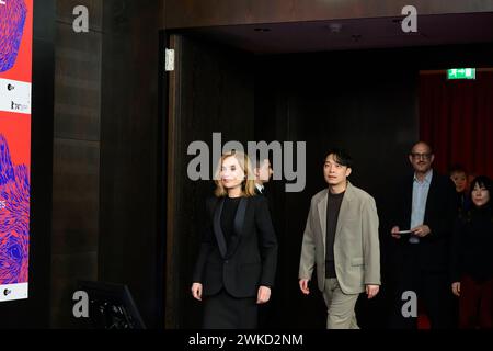 Isabelle Huppert und Ha Seongguk bei der Pressekonferenz zum Film YEOHAENGJAUI PILYO, A TRAVELERS NEEDS von Hong Sangsoo bei der Berlinale im Hyatt. Pressekonferenz *** Isabelle Huppert and Ha Seongguk at the press conference for the film YEOHAENGJAUI PILYO, A TRAVELERS NEEDS by Hong Sangsoo at the Berlinale in the Hyatt Press Conference Stock Photo