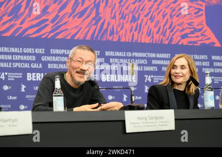 Isabelle Huppert und Hong Sangsoo Regisseur bei der Pressekonferenz zum Film YEOHAENGJAUI PILYO, A TRAVELERS NEEDS von Hong Sangsoo bei der Berlinale im Hyatt. Pressekonferenz *** Isabelle Huppert and Hong Sangsoo director at the press conference for the film YEOHAENGJAUI PILYO, A TRAVELERS NEEDS by Hong Sangsoo at the Berlinale in the Hyatt Press Conference Stock Photo