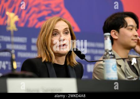 Isabelle Huppert und Ha Seongguk bei der Pressekonferenz zum Film YEOHAENGJAUI PILYO, A TRAVELERS NEEDS von Hong Sangsoo bei der Berlinale im Hyatt. Pressekonferenz *** Isabelle Huppert and Ha Seongguk at the press conference for the film YEOHAENGJAUI PILYO, A TRAVELERS NEEDS by Hong Sangsoo at the Berlinale in the Hyatt Press Conference Stock Photo