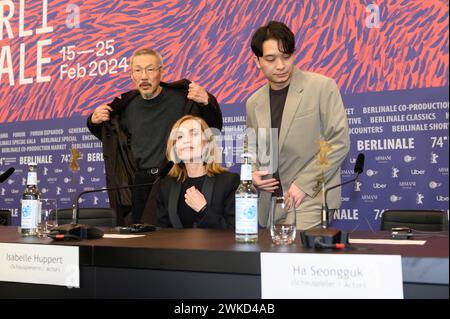 Hong Sangsoo, Isabelle Huppert und Ha Seongguk bei der Pressekonferenz zum Film YEOHAENGJAUI PILYO, A TRAVELERS NEEDS von Hong Sangsoo bei der Berlinale im Hyatt. Pressekonferenz *** Hong Sangsoo, Isabelle Huppert and Ha Seongguk at the press conference for the film YEOHAENGJAUI PILYO, A TRAVELERS NEEDS by Hong Sangsoo at the Berlinale in the Hyatt Press Conference Stock Photo