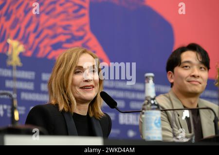 Isabelle Huppert und Ha Seongguk bei der Pressekonferenz zum Film YEOHAENGJAUI PILYO, A TRAVELERS NEEDS von Hong Sangsoo bei der Berlinale im Hyatt. Pressekonferenz *** Isabelle Huppert and Ha Seongguk at the press conference for the film YEOHAENGJAUI PILYO, A TRAVELERS NEEDS by Hong Sangsoo at the Berlinale in the Hyatt Press Conference Stock Photo