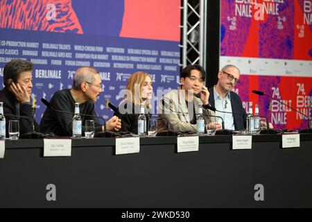 Kwon Haehyo, Hong Sangsoo, Isabelle Huppert, Ha Seongguk und Mark Peranson bei der Pressekonferenz zum Film YEOHAENGJAUI PILYO, A TRAVELERS NEEDS von Hong Sangsoo bei der Berlinale im Hyatt. Pressekonferenz *** Kwon Haehyo, Hong Sangsoo, Isabelle Huppert, Ha Seongguk and Mark Peranson at the press conference for the film YEOHAENGJAUI PILYO, A TRAVELERS NEEDS by Hong Sangsoo at the Berlinale in the Hyatt Press Conference Stock Photo