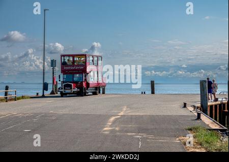 Insel Bus Nordseinsel Amrum der Autobus Paula auf einer Landstraße transportiert ...