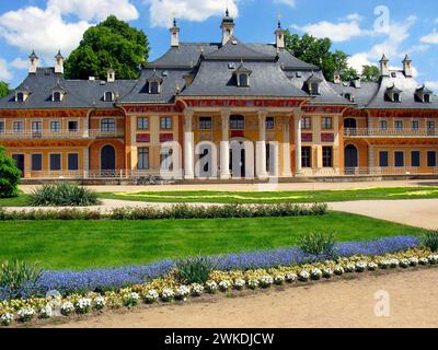 Das Bergpalais des Schlosses Pillnitz bei Dresden, errichtet 1723/24 als Lustschloss August des Starken und seiner Maetresse Graefin Cosel, im saechsischen Spaetbarock, umgeben von gepflegten weitlaeufigen Gartenanlagen. Heute ein vielbesuchtes Ausflugsziel nahe Dresden Schloss Pillnitz *** The mountain palace of Pillnitz Castle near Dresden, built in 1723 as the summer residence of Augustus the Strong and his mistress Countess Cosel, in the Saxon late baroque style, surrounded by well-tended, extensive gardens Today a much-visited excursion destination near Dresden Pillnitz Castle Stock Photo