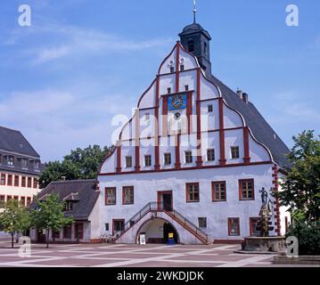 Renaissance-Rathaus am Markt in Grimma, erstmals 1442 erbaut, jedoch niedergebrannt und danach neu errichtet. Nach einem zweiten Brand 1538 wurde das Rathaus 1585 in seiner heutigen Form mit dem schoenen Renaissance-Giebel errichtet. Doch nach 1893 wurde das Rathaus nicht mehr als Verwaltungssitz genutzt. Als Gaststaette hat sich der Ratskeller bis heute erhalten. Grimma Ratskeller *** Renaissance town hall on the market square in Grimma, first built in 1442, but burnt down and then rebuilt After a second fire in 1538, the town hall was rebuilt in 1585 in its present form with the beautiful Re Stock Photo