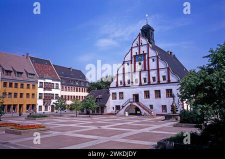 Renaissance-Rathaus am Markt in Grimma, erstmals 1442 erbaut, jedoch niedergebrannt und danach neu errichtet. Nach einem zweiten Brand 1538 wurde das Rathaus 1585 in seiner heutigen Form mit dem schoenen Renaissance-Giebel errichtet. Doch nach 1893 wurde das Rathaus nicht mehr als Verwaltungssitz genutzt. Als Gaststaette hat sich der Ratskeller bis heute erhalten. Grimma Ratskeller *** Renaissance town hall on the market square in Grimma, first built in 1442, but burnt down and then rebuilt After a second fire in 1538, the town hall was rebuilt in 1585 in its present form with the beautiful Re Stock Photo